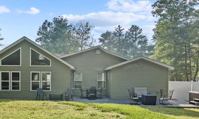 Kendall House | Cozy Cottage with Private Hot Tub and Lake Access