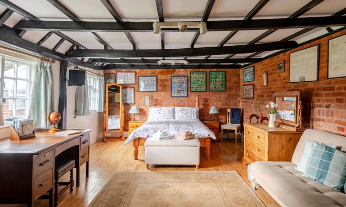 Great Tey Cottage | Cozy Cottage With Scenic Walks