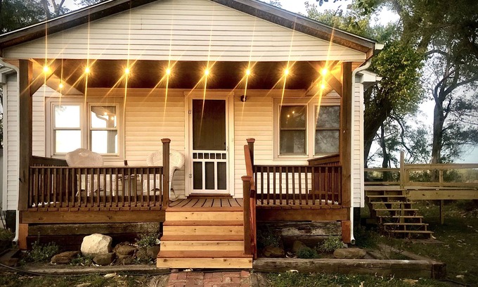 Hutchinson House | Cozy Country Cottage is family friendly, small taste of country close to town.
