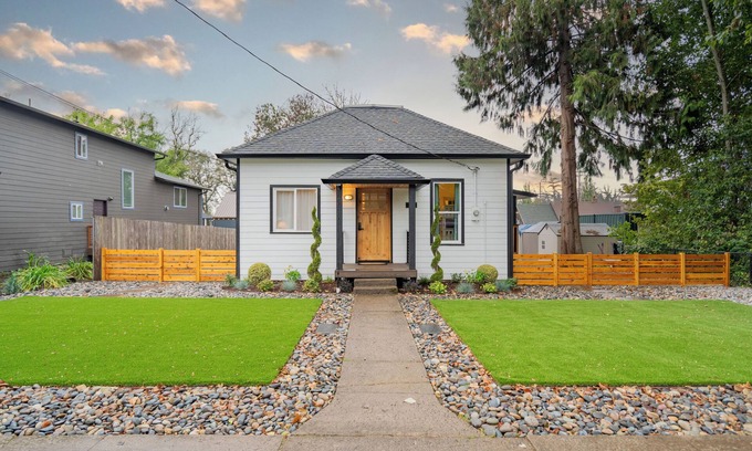 Ridgefield House | Cozy Country Cottage - 3 bedroom home in Ridgefield, WA.