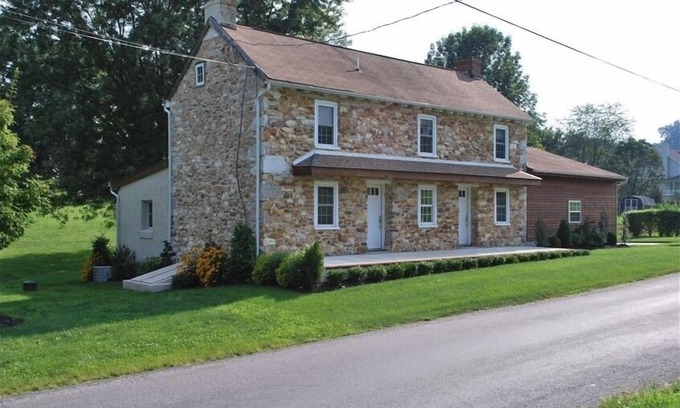 Kemblesville House | Cozy Country Cottage