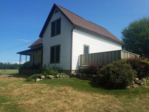 Fredonia House | Cozy Country Farm Stay