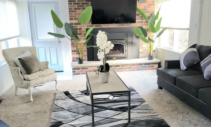 Irving House | Cozy Country Home. 5 minutes from Sunset Bay Beach!
