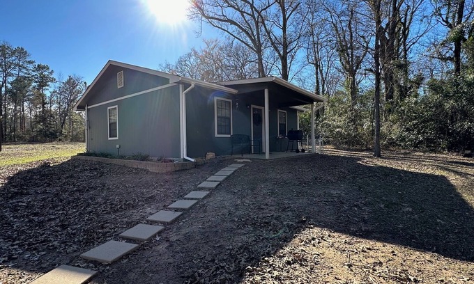 Jacksonville House | Cozy country retreat!- Close to River Run and Lake Jacksonville