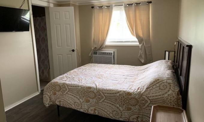 Jacksonville Hotel | Cozy Country side Hotel room for single traveler
