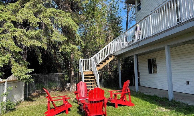 Markerville House | Cozy Cove Retreat | 6BR | 4BA | 2Kit | AC | BBQ
