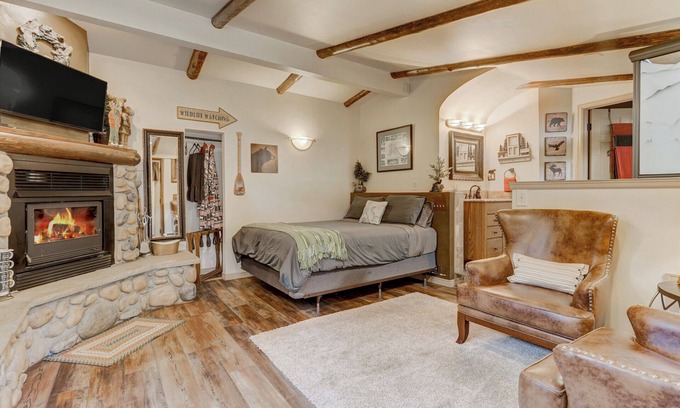 Cascade Apartment | Cozy Creekside Cottage at Entrance to Pikes Peak