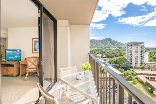 Waikiki Apartment | Cozy & Diamond Head View at Waikiki with Parking