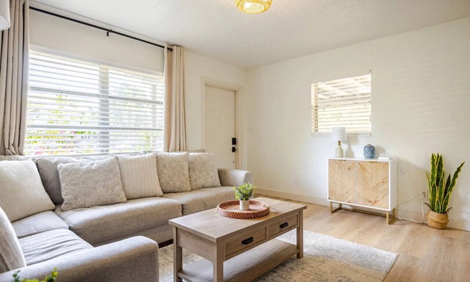Apollo Beach House | Cozy Dog-friendly Bungalow