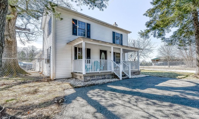 Glenora House | Cozy, Dog-Friendly Home w/ Free WiFi & a Furnished Patio - Close to Lake Anna