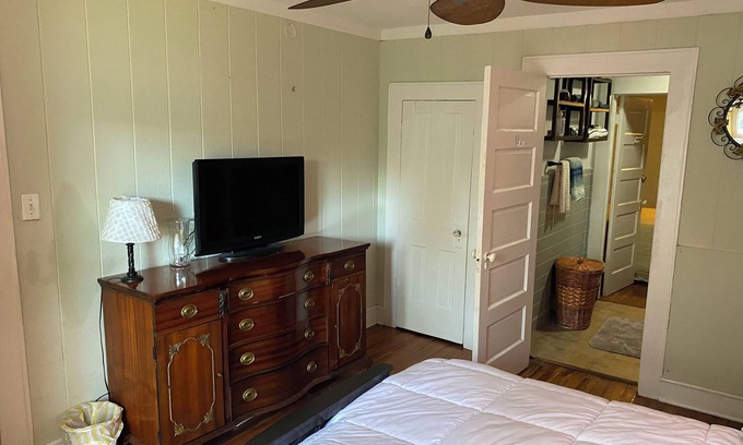 Dade City Cottage | Cozy downtown Dade City cottage. Pet friendly.