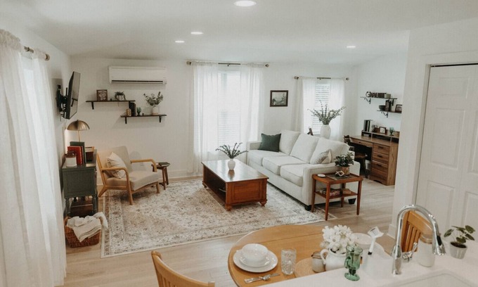 Corn Hill Apartment | Cozy Downtown Loft - 1BR