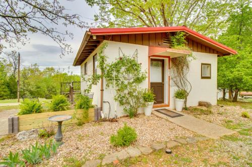 Elizabeth Apartment | Cozy Elizabeth Studio with Deck Near Norfork Lake!