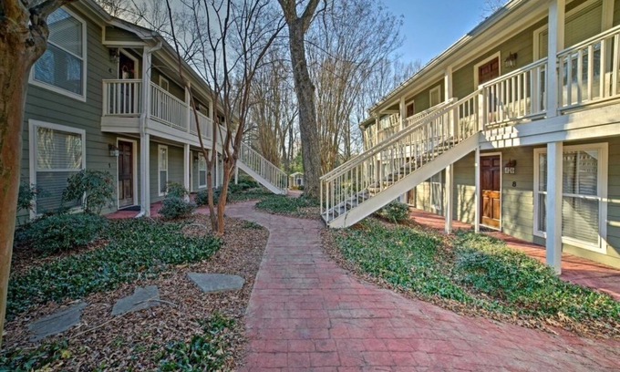 Oxford Condo | Cozy End Unit Condo just One Block from the Square