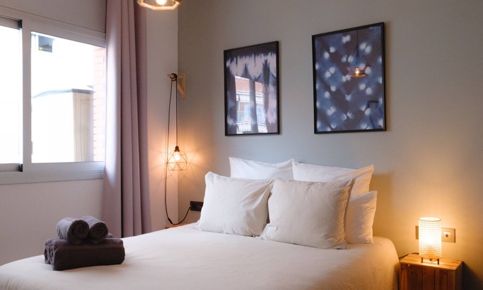 Collblanc y La Torrassa Apartment | Cozy Appartement near Camp Nou+Underground Parking