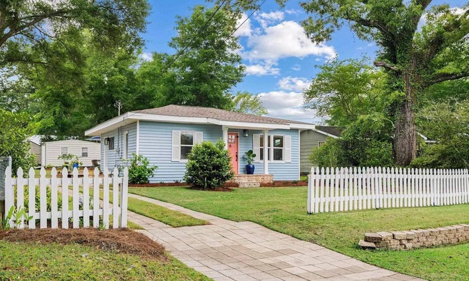 Fairhope Cottage | Cozy Fairhope Cottage – Walk to Fly Creek Marina and Sunset Point Restaurant!