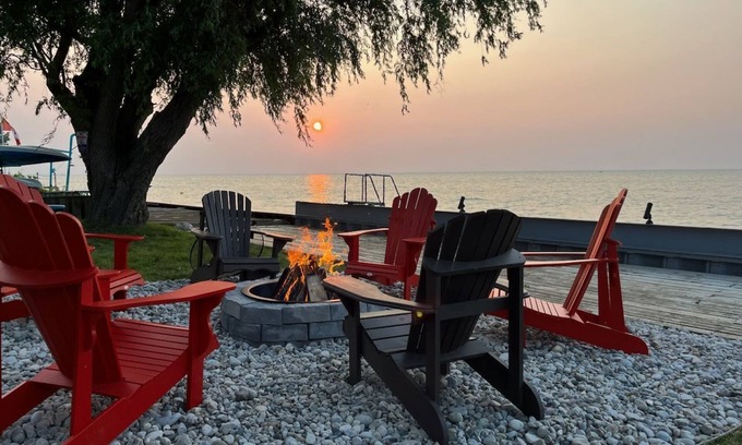 Lakeshore House | Cozy-Family- Friends-Cottage/Kayaks/Paddle/Golf/Fishing/Fire Pit