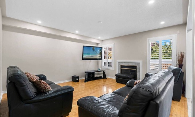 Churchill Meadows Apartment | Cozy Family Home | Netflix, Backyard & Quiet Area