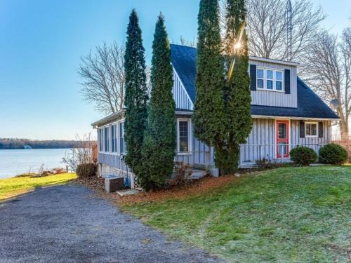 Prince Edward House | Cozy family waterfront retreat recently renovated