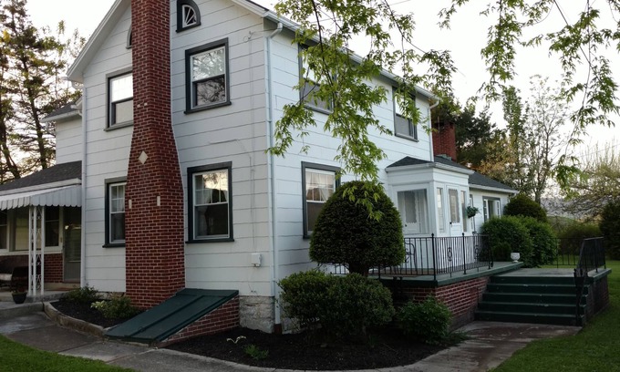 Bedford House | Cozy Farmette Easy Access Bedford PA