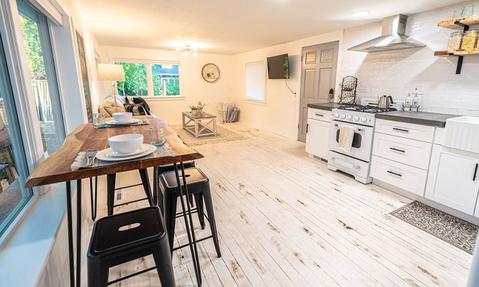 Logan House | Cozy Farmhouse Suite