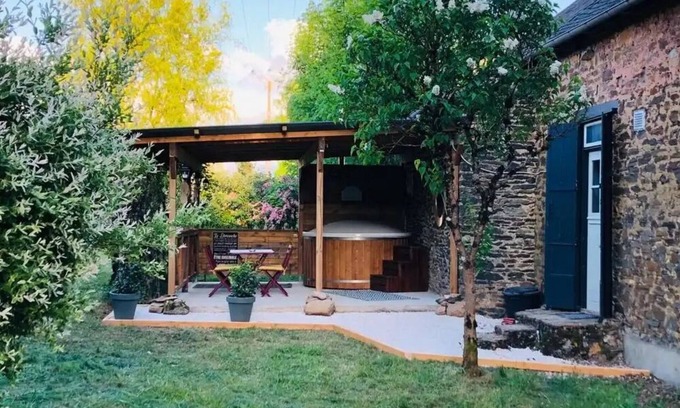 Saint-Cyr-les-Champagnes Cottage | Cozy stay among apple orchards with hot tub