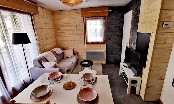Les Gets Apartment | Cozy Functional Apartment for 4, Near Center and Ski Slopes, Garage Included