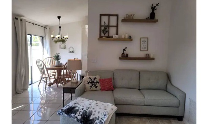 Royal Palm Beach House | Cozy Getaway 5 Min Walk to Parks
