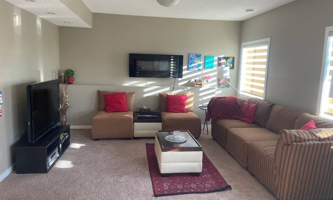 Symons Valley House | Cozy Getaway close to the City Heart. 5 minutes from highway one (1)