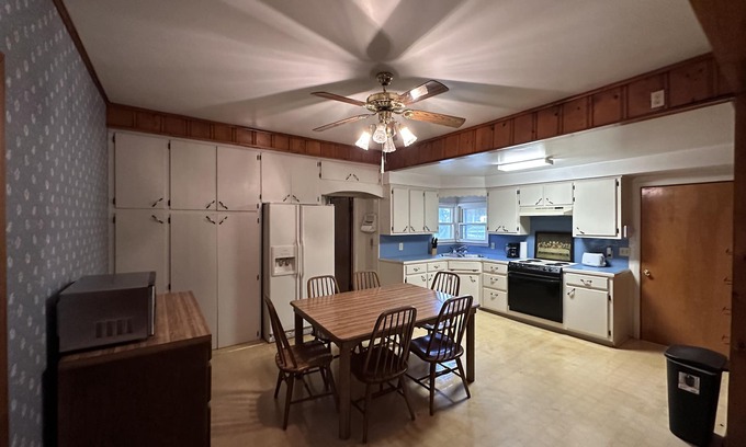Paris House | Cozy getaway located less than half a mile from the Historic Paris Town Square