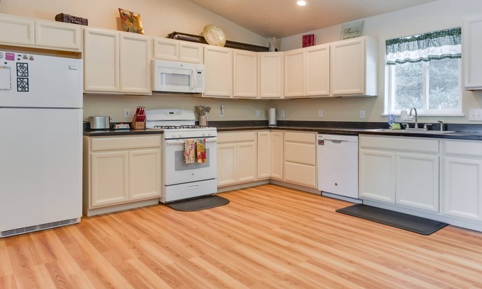 Homer House | Cozy Getaway w/Porch - 4 Mi to Downtown Homer!