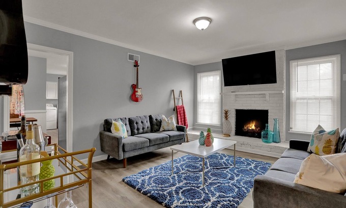 Whitehaven House | Cozy Graceland Hot Tub Retreat 3BD/2Bath 🎶🎸
