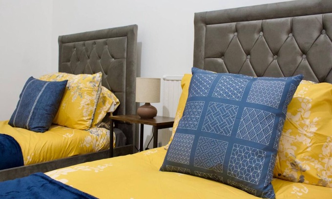 Nottingham House | Cozy Green Haven House Relaxing Stay for Six