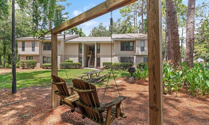 Saint Simons Heights Condo | Cozy Ground Floor Condo, gated w/pool, fitness, tennis, 2 bikes/Pet-Friendly!