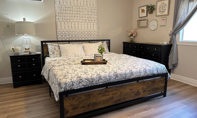 North San Antonio - SAT House | Cozy Guesthouse Retreat with King size Suite!