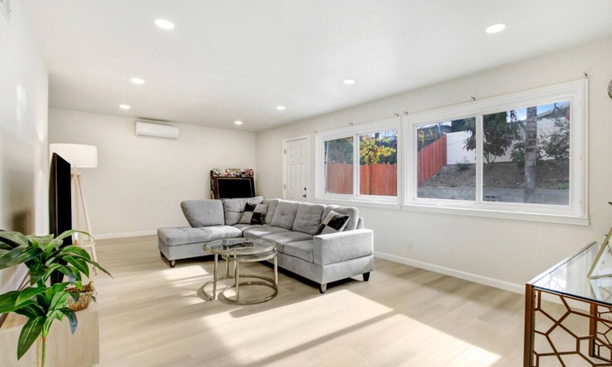 Rowland Heights House | Cozy Hillside Hideaway