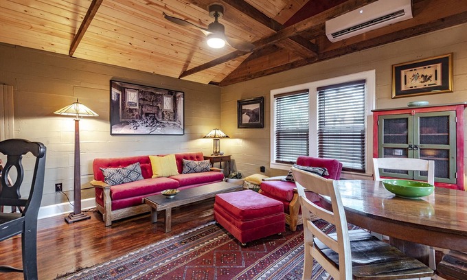Fairmount Cottage | Cozy historic cottage in historic Fairmount