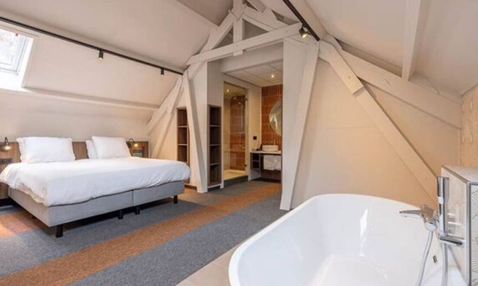Vierhouten Hotel | Cozy Historic Lodge Near Veluwe Nature Park, Bike Rentals and Free Parking