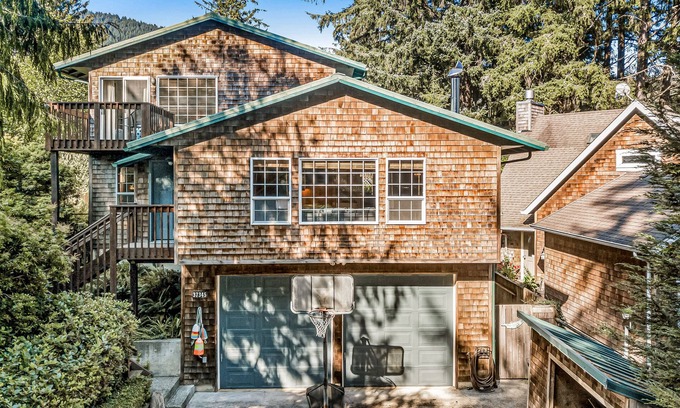 Neahkahnie Beach House | Cozy home 4 blocks from the beach with deck, woodstove & sunroom