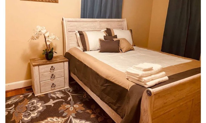 Lawrence House | Cozy - Home Away from Home 3