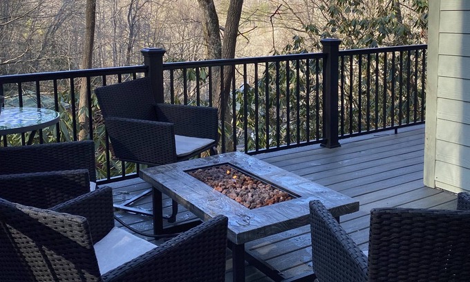 Mill Ridge House | Cozy Home Between Boone and Banner Elk Skiing / Tubing / Hiking / App State