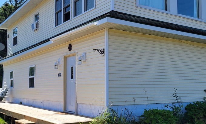 Christmas House | Cozy home centrally located with view of lake Superior and comfy beds!