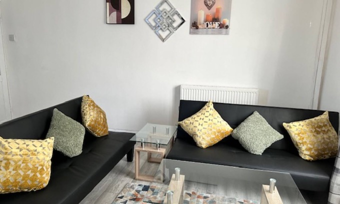 King's Norton House | Cozy Home-from-Home, Kings Norton Sleeps 7. With free off-street parking!