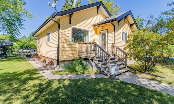 Gimli House | Cozy Home-> Ideal Town location - walk to beach + everything + great fenced yard