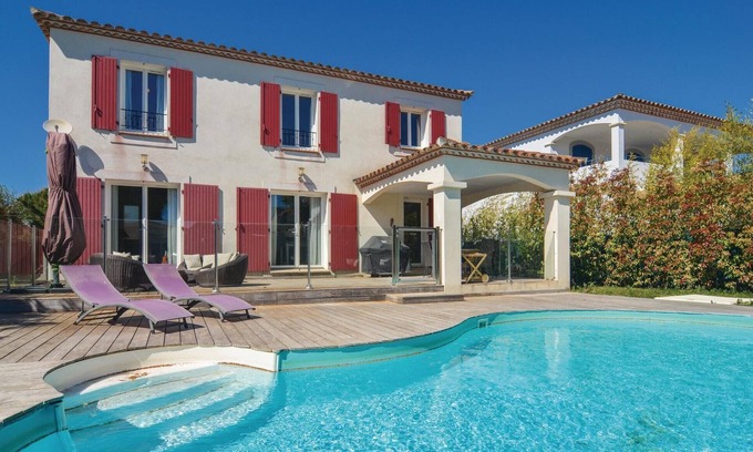 Aigues-Mortes House | Cozy home in Aigues-Mortes with kitchen