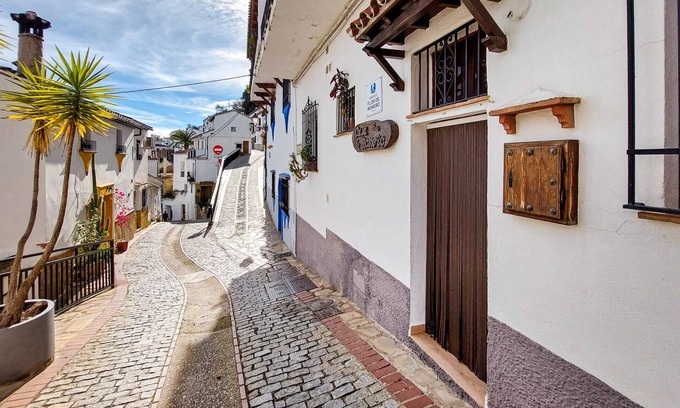 Benalauria House | Cozy home in Benalaureia with kitchen