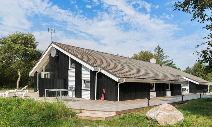 Hirtshals House | Cozy home in Hirtshals with kitchen