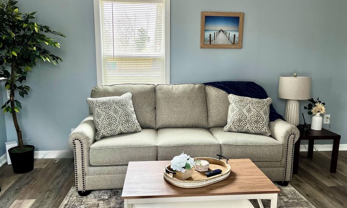 Warwick House | Cozy Home in Oakland Beach Nearby Airport