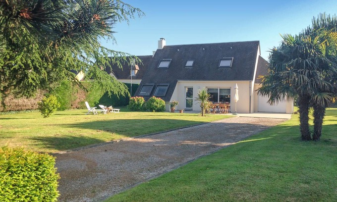 Quettehou House | Cozy home in Quettehou with WiFi