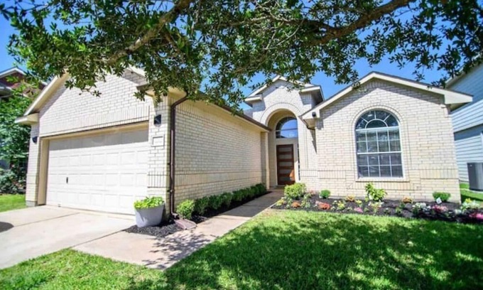 Clodine House | Cozy Home in Richmond TX